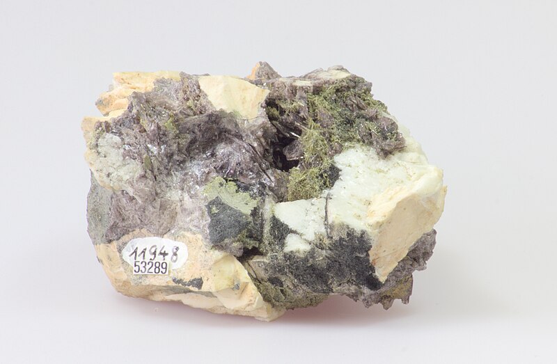 File:Axinit Quarz Feldspat Epidot 2.jpg