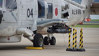 AGM-114M Hellfire II missile(INERT) mounted on JMSDF SH-60K(8404) left front view at Maizuru Air Station July 29, 2017 02.jpg