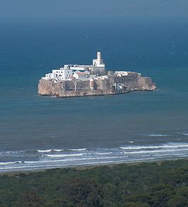 Peñón de Alhucemas gezien vanaf de Marokkaanse kust.