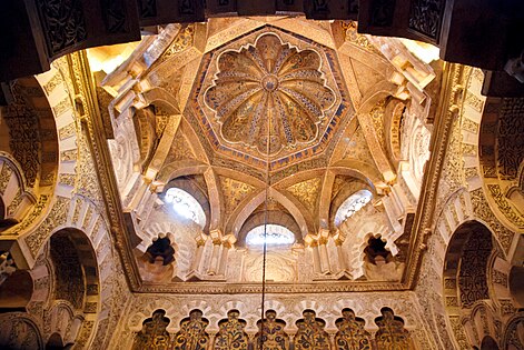 Abóbada central abobadada da Mesquita-Catedral de Córdova, Espanha (784–987 dC). Nervuras decoram os pendículos que sustentam a cúpula.