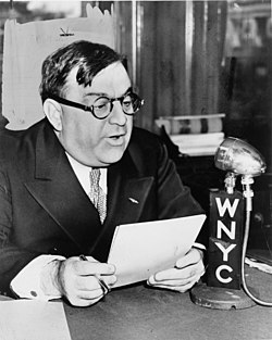 Fiorello La Guardia pitämässä radiopuhetta vuonna 1940.