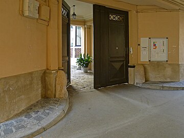 Entrance to the private mansion at the bottom of the Cité Leprince (building 1)