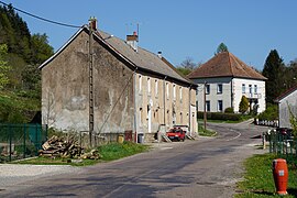 Vue de deux immeubles de logements, l'un bâtiment à 2 étages (à gauche) et l'autre plus trapu (à droite) au toit à 4 pans.