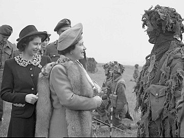 Queen Mum mit zweifelligem Fuchskollier, Truppenbesuch im Zweiten Weltkrieg (1942)