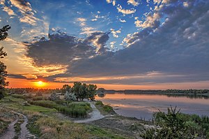 Вечірній берег Дніпра біля смт