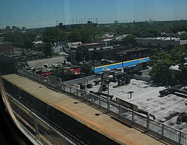 Zicht vanuit de trein op 111th Street