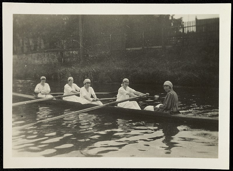 File:Medical women's 4s rowing on the canal, 1922.jpg