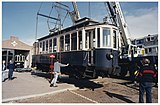 Een tramstel van de Blauwe Tram (A14), afkomstig van het Spoorwegmuseum in Utrecht, wordt bij het NZH-Vervoermuseum te Haarlem afgeleverd.