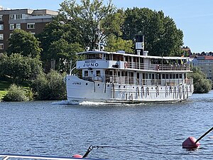 M/S Juno i Liljeholmsviken utanför Reimersholme, sedd från Gröndals båtklubb, 2023.