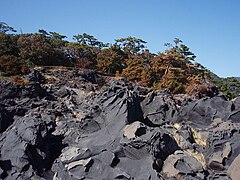 荒々しい溶岩が露出する