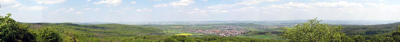 Hohlestein: Frühlingsblick Richtung Nordosten auf die Gemeinde Ahnatal. Der Reinhardswald liegt im Nebel und ist daher nicht zu sehen.