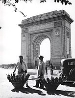 Brezel-Verkäufer vor dem Bukarester Triumphbogen, Ende 1930er Jahre