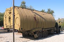 Auf einen Militär-LKW verladene Schwimmkörper einer Pontonbrücke