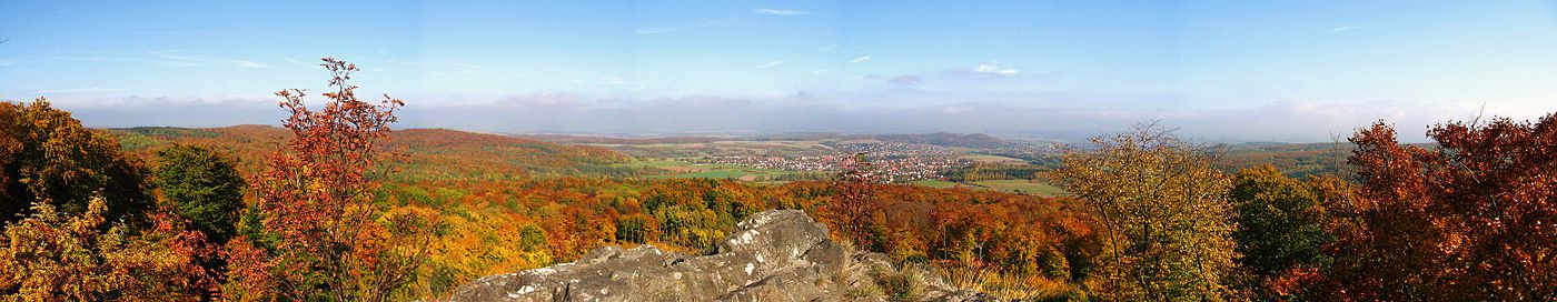 Herbstblick vom Hohlestein Richtung Nordosten auf die Gemeinde Ahnatal. Der Reinhardswald liegt im Nebel und ist daher nicht zu sehen.