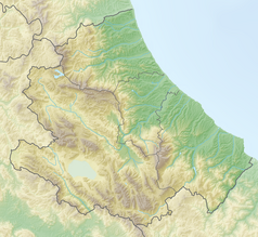 Mapa konturowa Abruzji, blisko centrum na prawo u góry znajduje się punkt z opisem „Pescara”
