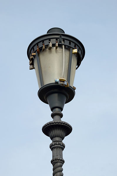 File:Streetlight with padlocks Ponte Milvio2.jpg