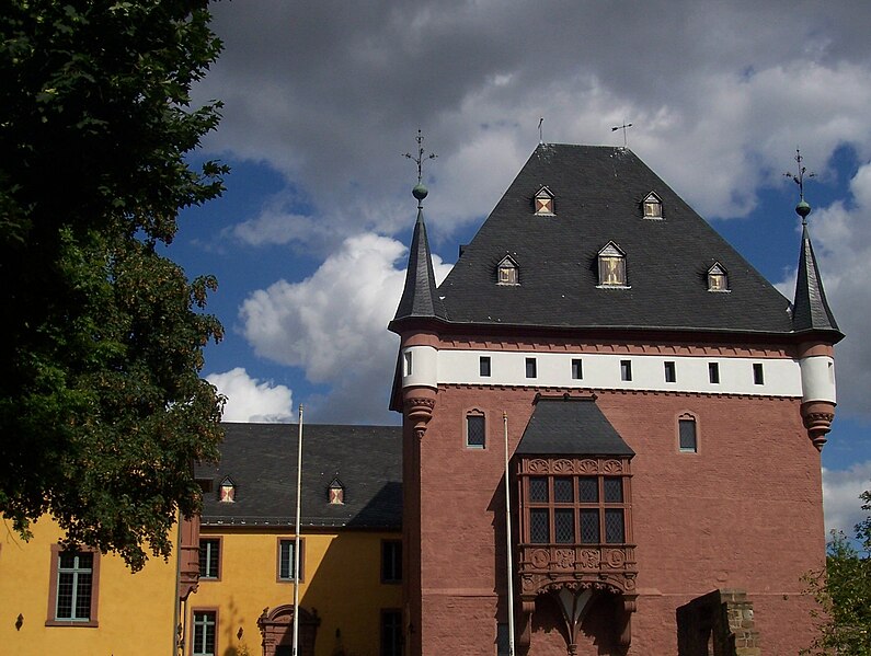 File:Schloss Burgau Hauptburg.jpg