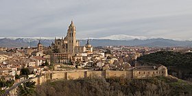 Vue panoramique avec la cathédrale, la vieille ville et la Sierra de Guadarrama