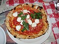 Pizza Margherita, napolitar pizza tradizionala.