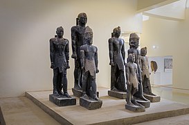 7 Statuen nubischer kuschitischer Könige Kerma Musuem.jpg