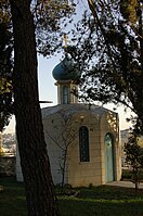 Le monastère de la Sainte-Trinité où il se situe.