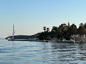 Kalem Adası'nın kuzeybatı kıyı ucu ve otel