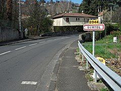 Entrée de Durtol depuis la route départementale 944, borne kilométrique derrière une glissière de sécurité