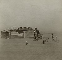 Farmisto kaj ties filoj irante tra polvtempesto, en la kantono Cimarron, Oklahomo. (aprilo 1936)