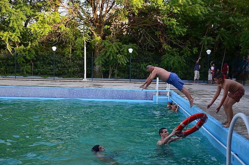 File:Plongeon sur le ventre 0136.jpg