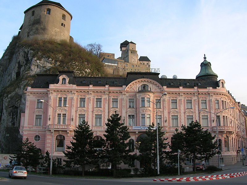 File:Trenčín, hotel Tatra.jpg