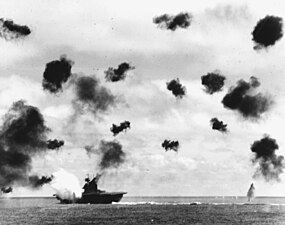 De Yorktown wordt bij de tweede aanval getroffen aan bakboord vooraan door een torpedo