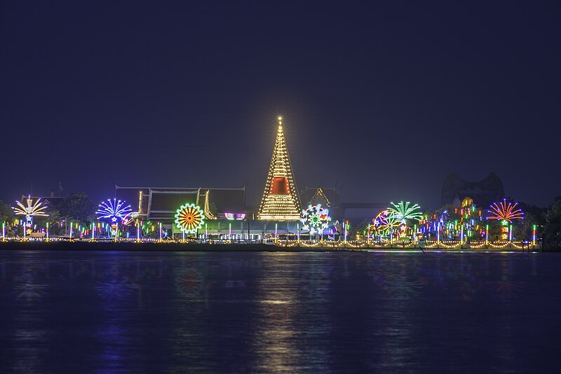 File:0018-Phra Samut Chedi.jpg