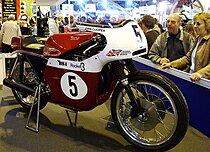 John Cooper's BSA A75 Rocket 3 racer was op de kleur en het motorblok identiek aan de Triumph T150 "High Boy", die blauw/wit was.