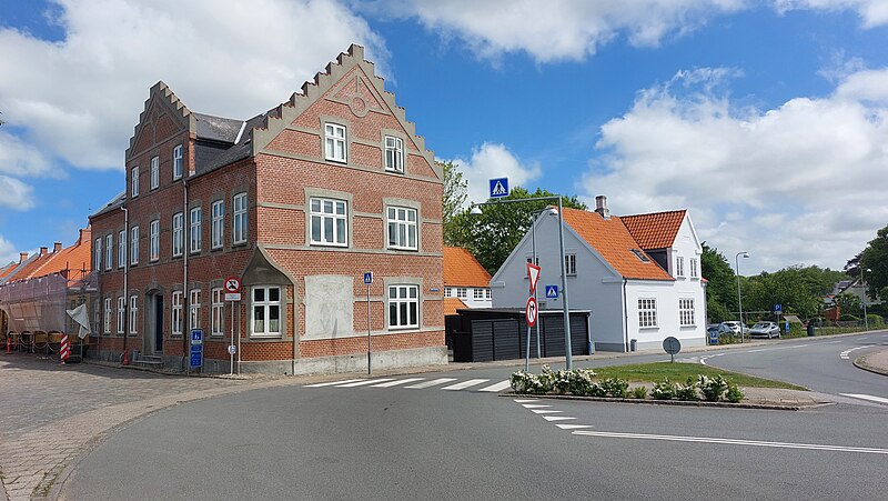 File:Hundegade-Brorsonsvej, Ribe 2022a.jpg