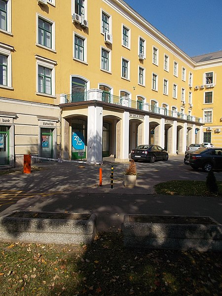 File:K &H bank, Dózsa György tér, 2017 Dunaújváros.jpg