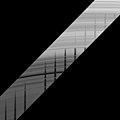 Mosaïca de fòtos presas per la sonda Cassini de la partida interiora de l'anèl B e de la partida exteriora de l'annada C d'un periòde prèp de l'equinòcci de Saturne. La mosaïca mòstra l'ombra projectada pel satellit Mimas suls anèls. L'ombra es en partida esfaçada al nivèl de l'anèl B (en naut) del fach de la lutz emesa per la planeta. La manca de Maxwell es situada un pauc en dejós de la fòto (partida escura).