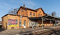 Empfangsgebäude des Bahnhofs Königswinter-Niederdollendorf mit Bahnsteigüberdachungsträgern und Bahnbetriebsgebäude mit Laderampe