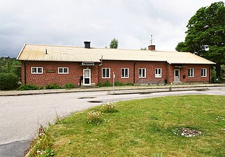 Tidigare stationshus, senare busshållplats Åkers styckebruk.