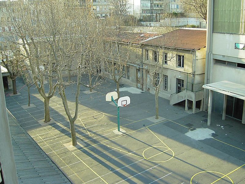 File:College-longchamp-cours-de-récréation.jpg