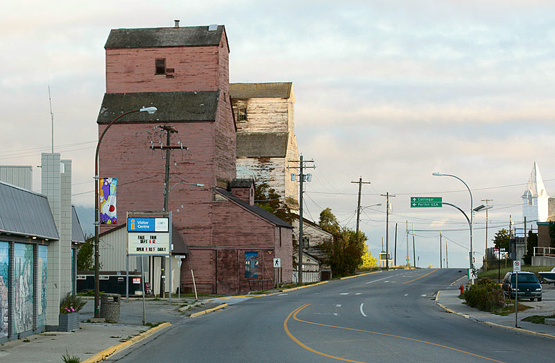 File:Creston BC - grain elevators.jpg