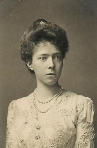 File:Duchess Elisabeth Gabrielle Valérie Marie in Bavaria (later Elisabeth, Queen of Belgium).png