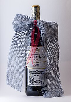 Une bouteille de rioja dotée d'un packaging à ruban. (définition réelle 3 951 × 5 695)