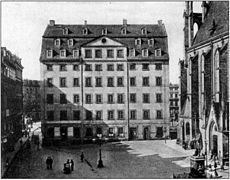 Bâtiment principal historique, juste avant sa destruction pour cause de vétusté (1896). A droite, l'église Saint-Thomas.