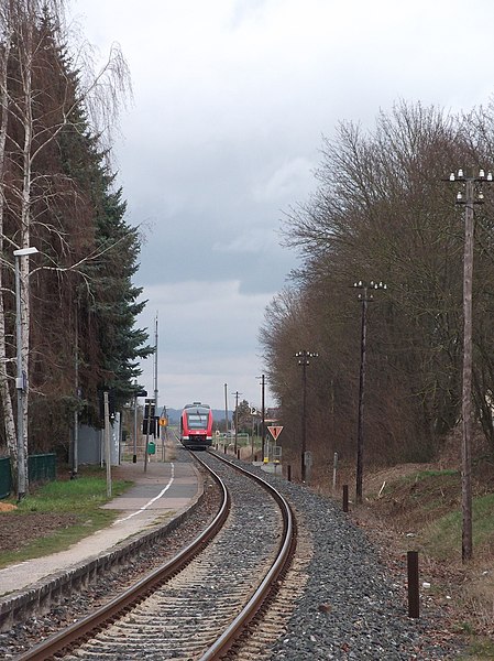 File:Regionalzug am Haltepunkt Ipsheim - panoramio.jpg