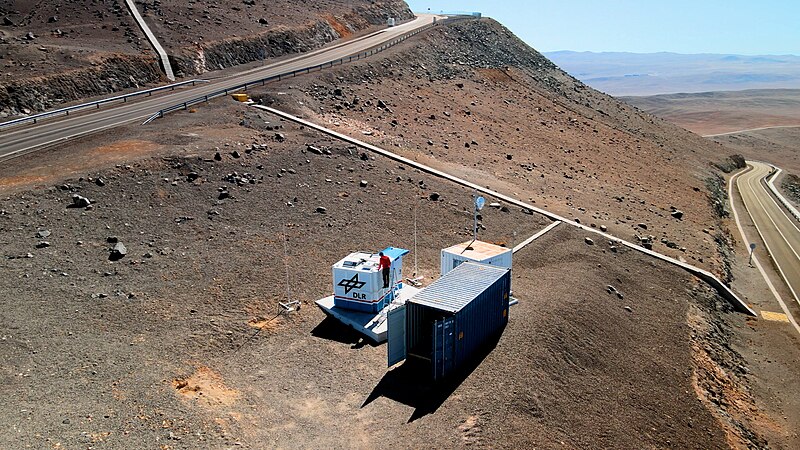 File:Researchers setting up the OASIS project container at ESO’s Paranal Observatory (ann24006d).jpg