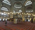 Zentraler Gebetssaal mit Tribüne für den Imam