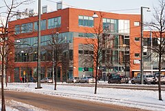 Den äldre grannskolan, på vars skolgård den nya skolan byggdes.