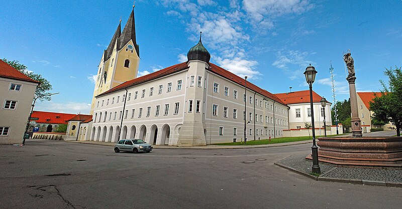 File:Markt Indersdorf - Kloster - Panorama.jpg