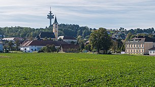 Blick auf den Stadtteil Ansfelden, hinten Richtfunkturm aus 1978 (September 2019)