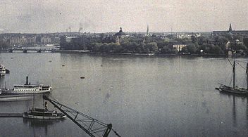 Fyra delbilder fotograferade av Gustaf Cronquist mellan 1927 och 1929 från sin bostad högt över Stadsgården, där KF sedermera byggde sina kontorshus. Från denna utsökta position dokumenterade Cronquist Stockholms liv och trafik under många år.